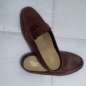 Bass women's Weejuns Peggy
Classic Brown Loafers size 9.5
excellent newer mule